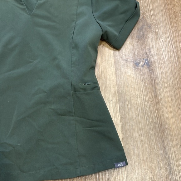 Figs XS Moss top AND figs S "v" neck top AND figs bottom - Picture 11 of 11